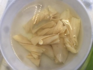  家庭版铁板烧，豆皮金针菇 第1步