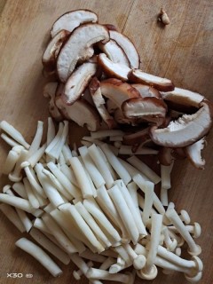 家常菜下饭菜，香菇—海鲜菇炒肉片 第1步