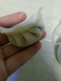  芹菜木耳香菇饺子 第5步