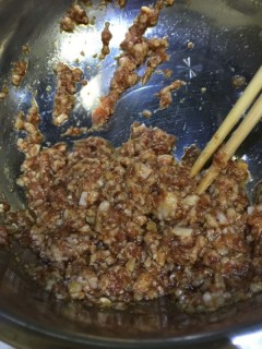  香菇虾仁猪肉芹菜饺子 第3步
