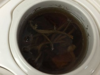  炖茶树菇汤 第2步
