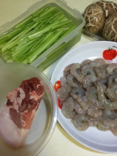  香菇虾仁猪肉芹菜饺子 第1步