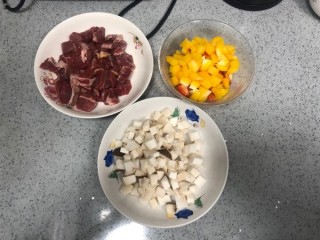  杏鲍菇炒牛肉粒 第1步