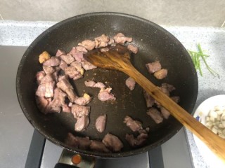  杏鲍菇炒牛肉粒 第7步