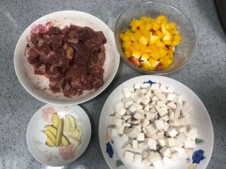  杏鲍菇炒牛肉粒 第5步