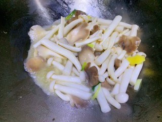  菌菇豆腐汤 第6步