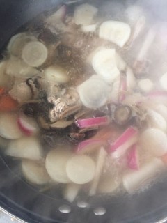  冬天大补汤～萝卜菌菇排骨汤 第1步