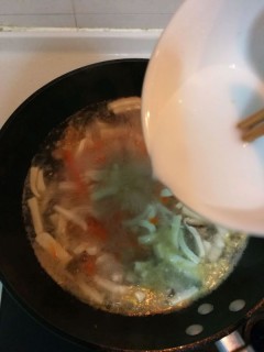  低脂减肥～胡萝卜香菇豆腐汤 第9步