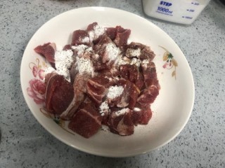  杏鲍菇炒牛肉粒 第3步