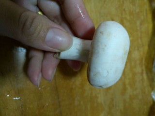  蘑菇炒肉 第1步