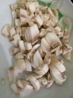  蘑菇炒肉 第2步