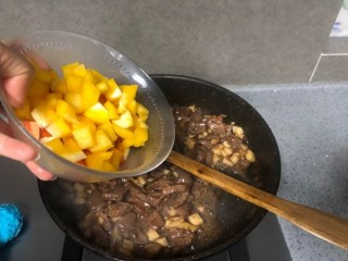  杏鲍菇炒牛肉粒 第9步