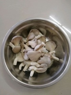  干炸蘑菇 第1步