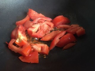  番茄金针菇豆腐汤 第2步