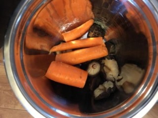  牛肉胡萝卜香菇杂粮包 详细发面步骤 第2步