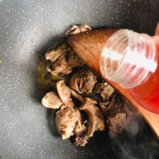  花菇炖鸭肉，汤汁鲜美，肉质细腻 第5步