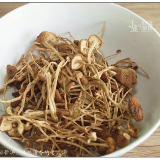  茶树菇排骨汤：味纯清香的老火汤 第5步