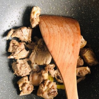  花菇炖鸭肉，汤汁鲜美，肉质细腻 第4步
