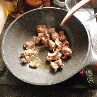  花菇炖鸭肉，汤汁鲜美，肉质细腻 第3步