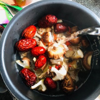  花菇炖鸭肉，汤汁鲜美，肉质细腻 第8步