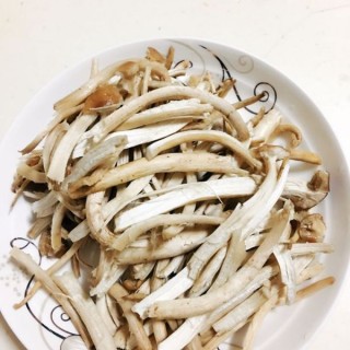  辣椒茶树菇 第1步