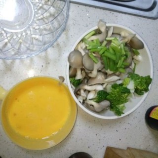  蘑菇青菜肉圆鸡蛋汤 第1步