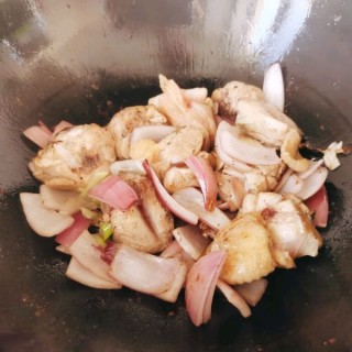  小鸡炖蘑菇 第4步