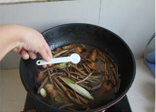  能打动心灵的食物——茶树菇红烧肉 第10步