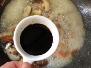  香菇肉沫汤面 第4步