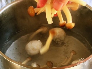  豌豆尖菌菇虾丸汤 第6步