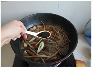  能打动心灵的食物——茶树菇红烧肉 第8步