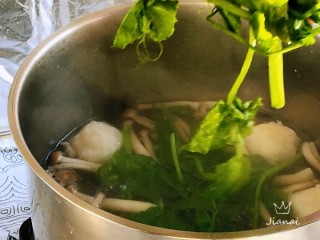  豌豆尖菌菇虾丸汤 第7步