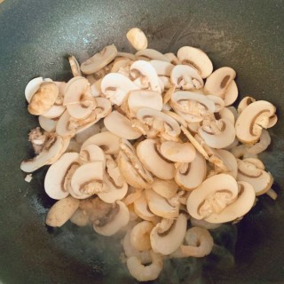  减脂期——虾仁豆腐蘑菇汤（低碳高蛋白） 第3步
