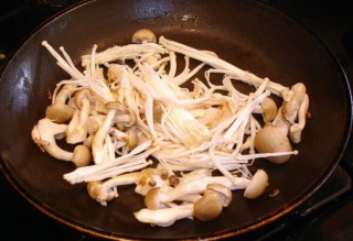  三文鱼烩双菇 第4步