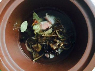  筒骨萝卜木耳菌菇汤——初冬的一锅好汤 第4步