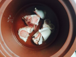  筒骨萝卜木耳菌菇汤——初冬的一锅好汤 第3步