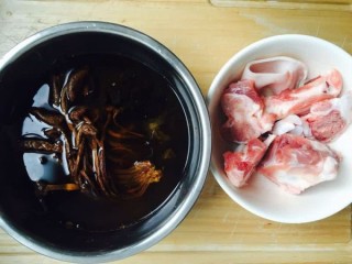  筒骨萝卜木耳菌菇汤——初冬的一锅好汤 第1步