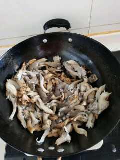  肉炒蘑菇 第4步