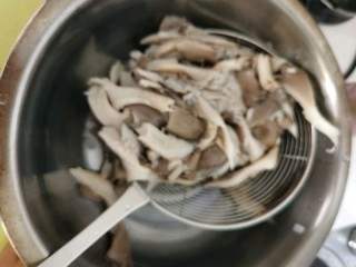  肉炒蘑菇 第1步