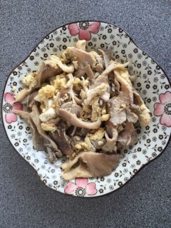  蘑菇炒鸡蛋 第2步