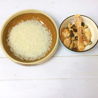  冬菇鸡腿蒸米饭 第1步