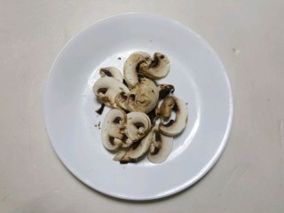  酥皮奶油蘑菇浓汤 第2步