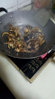  菌菇炒肉 第3步