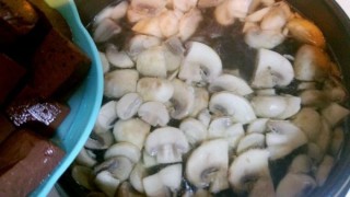  菠菜蘑菇鸭血汤 第8步