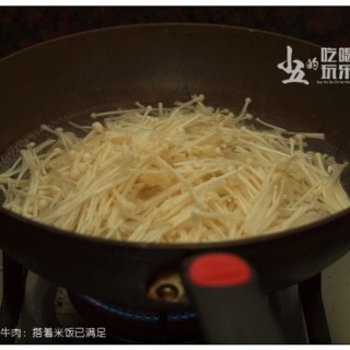  金针菇煮牛肉：搭着米饭已满足 第4步