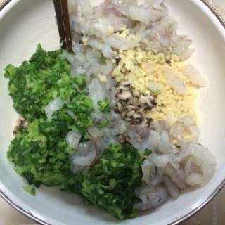  冬笋、蘑菇、小白菜、虾仁饺子 第1步