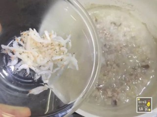  香菇虾皮瘦肉糙米粥 第11步