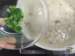  香菇虾皮瘦肉糙米粥 第12步