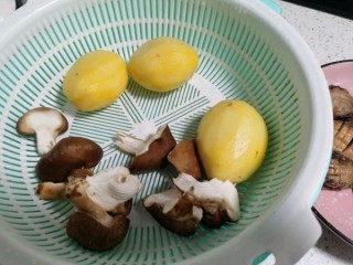  香菇鲍鱼炖土豆 第2步
