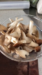  比西贝蘑菇莜面鱼鱼还好吃的：菌王鸡汤莜面鱼鱼 第3步